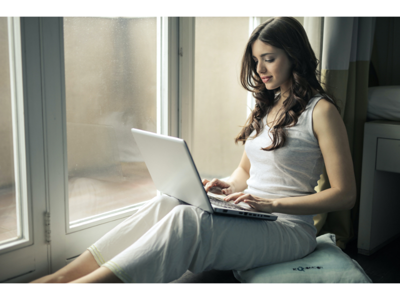 goday payday loans woman with laptop
